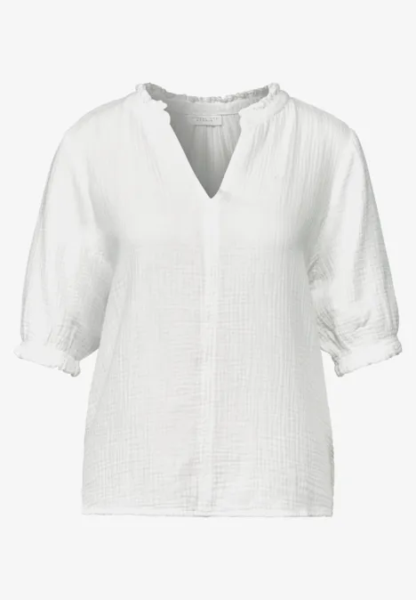 Weiße Bluse mit V-Ausschnitt und kurzen Ärmeln.